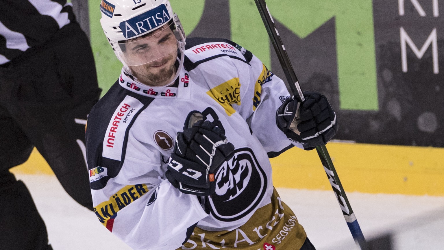 Ambris Marco Mueller freut sich nach seinem versenkten Penalty beim Eishockey Meisterschaftsspiel der National League zwischen dem SC Bern und den HC Ambri-Piotta, am Samstag, 21. Dezember 2019 in der ...