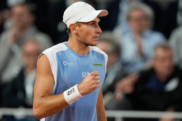 Italy's Matteo Arnaldi reacts during the quarterfinal tennis match against Italy's Matteo Berrettini at the French Open in Paris, Wednesday, June 3, 2026. (AP Photo/Christophe Ena)
Matteo Ar ...