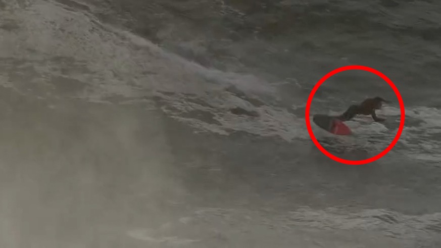 Spektakuläre Rettungstat – Surfer wird im letzten Moment gerettet