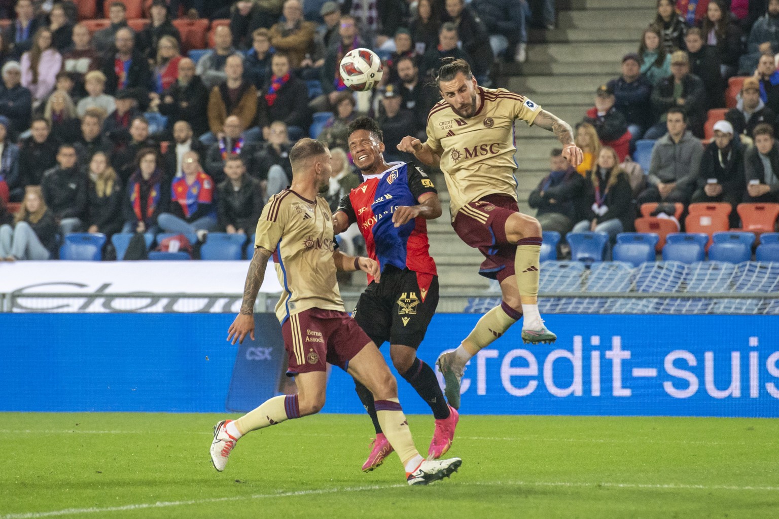 Kevin Rueegg, mitte, von Basel im Spiel gegen Yoan Severin, rechts , von Servette beim Super League Meisterschaftsspiel zwischen dem FC Basel und dem Servette FC vom Samstag, 21. Oktober 2023 in Basel ...