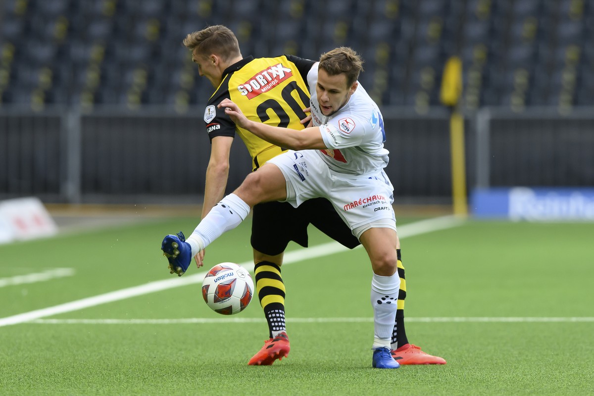 YBs Michel Aebischer, links, gegen Luzerns Louis Schaub, rechts, im Fussball Meisterschaftsspiel der Super League zwischen dem BSC Young Boys und dem FC Luzern, im Stadion Wankdorf in Bern, am Sonntag ...