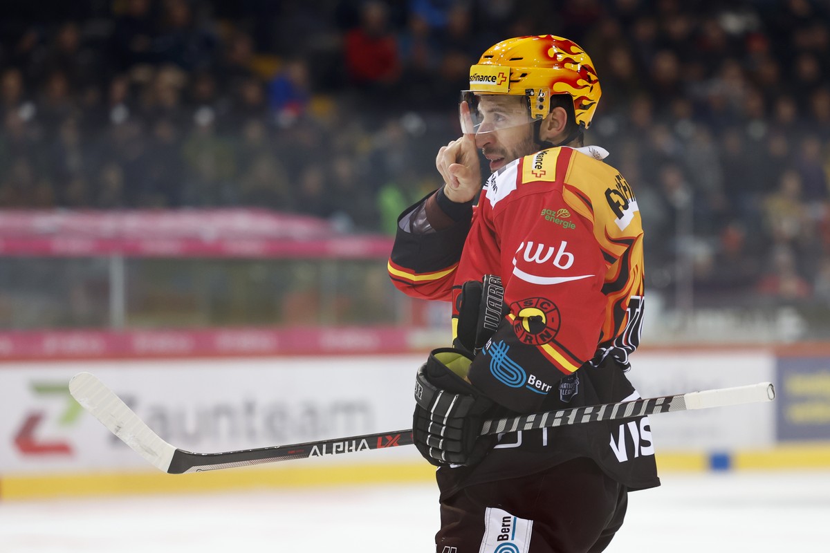 Berns PostFinance Topscorer Romain Loeffel reinigt sein Visier, im Eishockey Meisterschaftsspiel der National League zwischen dem SC Bern und HC Fribourg Gotteron, am Samstag, 19. November 2022 in der ...