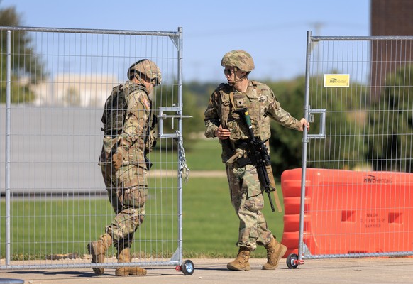 epa12442842 Military personnel in National Guard uniforms stand guard at the US Army Reserve Center in Elwood, Illinois, USA, 09 October 2025. According to the The U.S. Northern Command, hundreds of s ...
