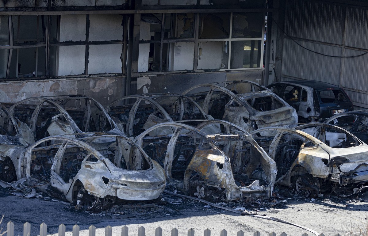 epa12001636 A view of burnt out vehicles at a vandalised Tesla car dealership where 17 parked cars were destroyed by fire overnight on the outskirts of Rome, Italy, 31 March 2025. Investigators have n ...