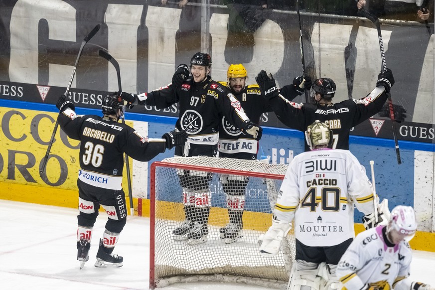 From left, Mark Arcobello (HCL), Calvin Thuerkauf (HCL), PostFinance Top Scorer Luca Fazzini (HCL), Daniel Carr (HCL) and le gardien Damiano Ciaccio (HCA), celebrate 2-0 goal, during the play-out of N ...