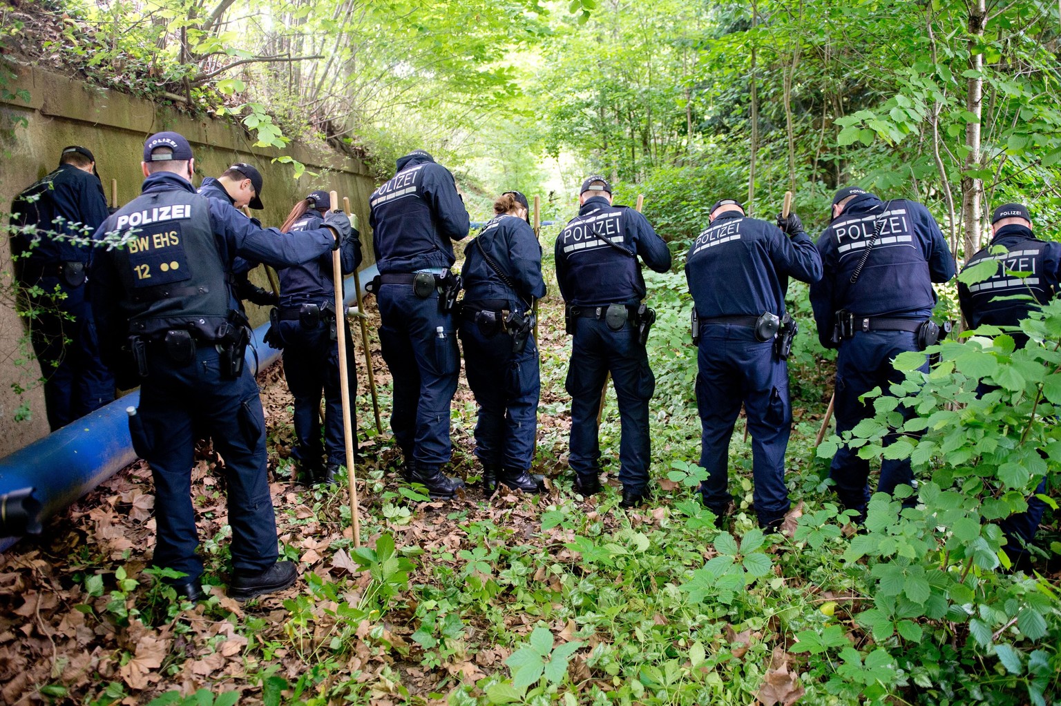 Nachdem in einem Park in Stuttgart zwei Leichen entdeckt wurden, sucht die Polizei das Gelände ab.