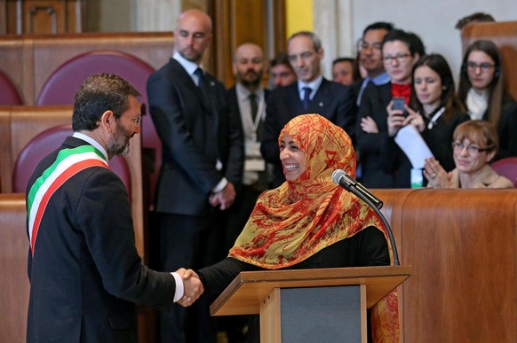 Roms Bürgermeister Ignazio Marino&nbsp;schüttelt der jemenitischen Friedensnobelpreisträgerin Tawakkol Karman die Hand.&nbsp;