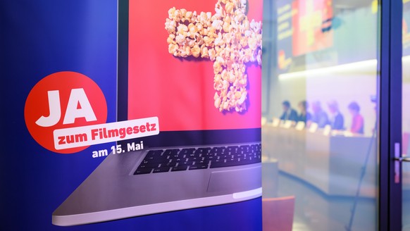 Ein Roll UP fuer ein Ja zum Filmgesetz fotografiert waehrend einer Medienkonferenz von des ueberparteilichen Ja-Komitees ueber die Aenderung des Filmgesetzes (Lex Netflix), am Donnerstag, 24. Maerz 20 ...