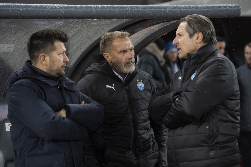 GC-Praesident Stephan Anliker, rechts, spricht mit Trainer Thorsten Fink, Mitte, und Sportchef Mathias Walther, links, im Fussball Meisterschaftsspiel der Super League zwischen dem Grasshopper Club Zu ...