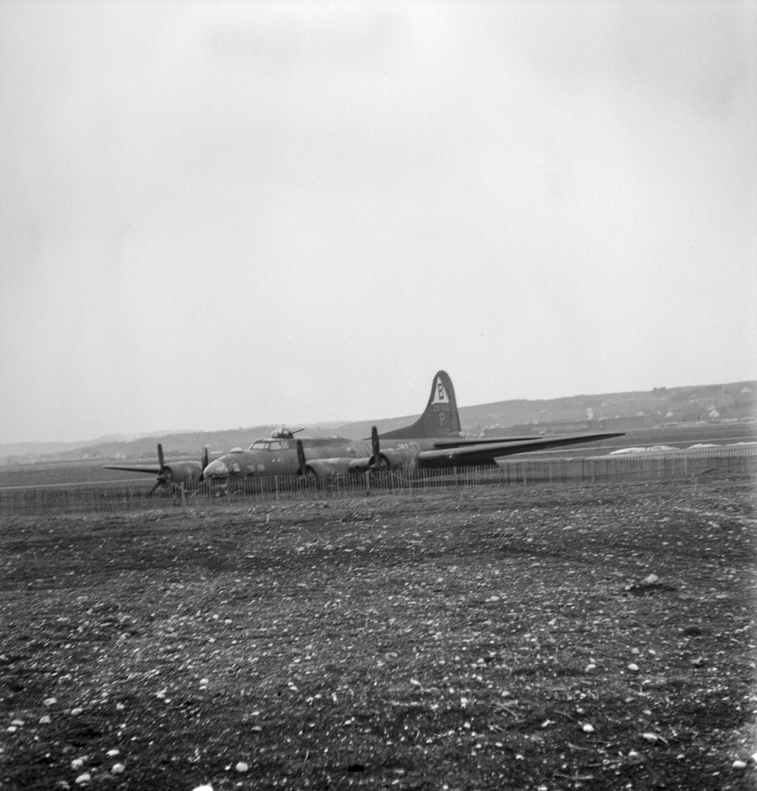 An emergency landing of an American Boeing B-17 (&quot;Flying Fortress&quot;) at Duebendorf airport on March 20, 1944. During the Second World War, about 200 foreign military aircraft had to land, cra ...