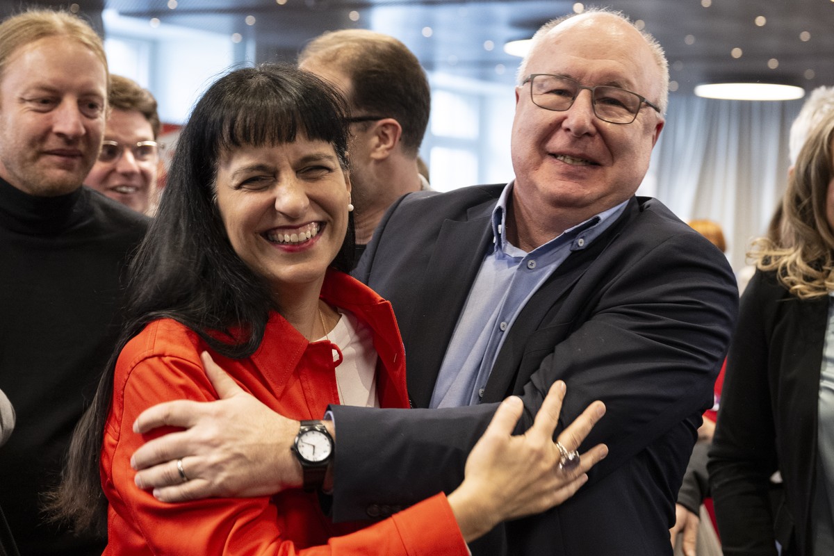 Vania Alleva, Praesidentin Unia, und Pierre-Yves Maillard, Praesident des Schweizerischen Gewerkschaftsbundes SGB, von links, freuen sich ueber die erste Prognose zum Abstimmungsergebnis zur 13. AHV R ...