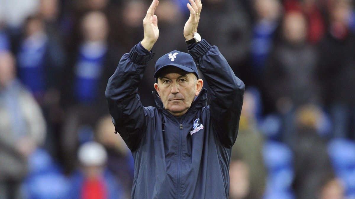 Noch vor dem Saisonstart Der erste PremierLeagueCoach ist seinen Job