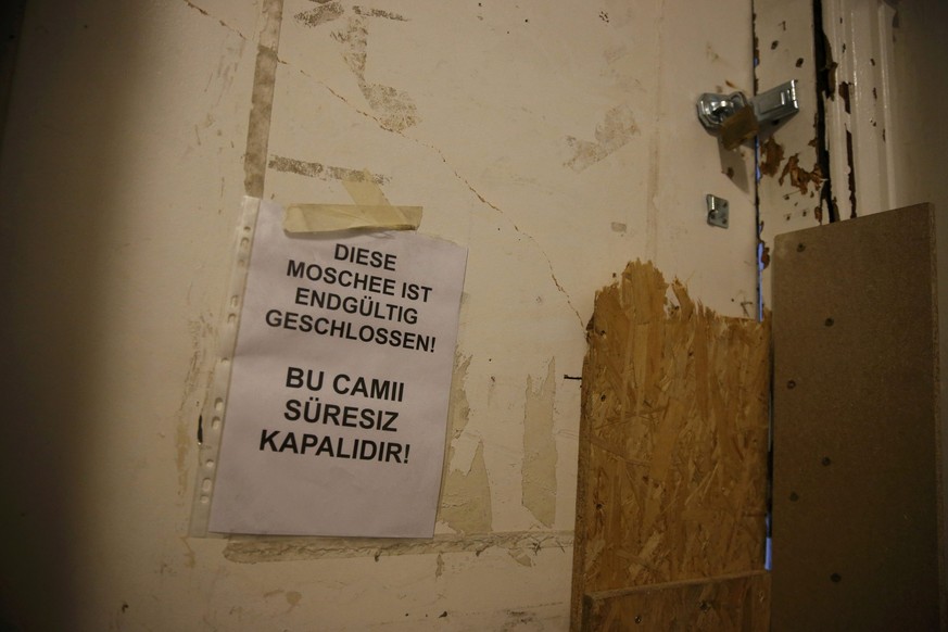 A note reading &quot;this mosque is definitely closed&quot; is attached to the entrance of the Fussilet 33 mosque in Berlin Moabit, Germany, February 28, 2017. REUTERS/Fabrizio Bensch