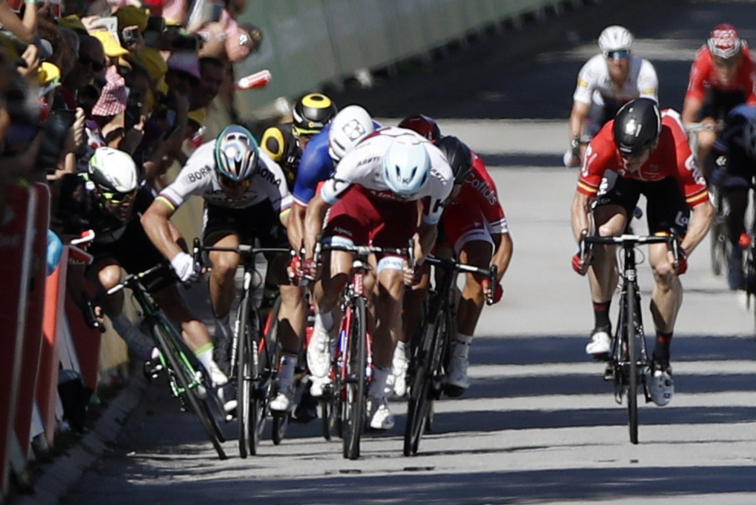 epa06260366 YEARENDER 2017 JULY..Bora Hansgrohe team rider Peter Sagan (2-L) of Slovakia pushes Team Dimension Data rider Mark Cavendish (L) of Britain during the final sprint of the 4th stage of the  ...