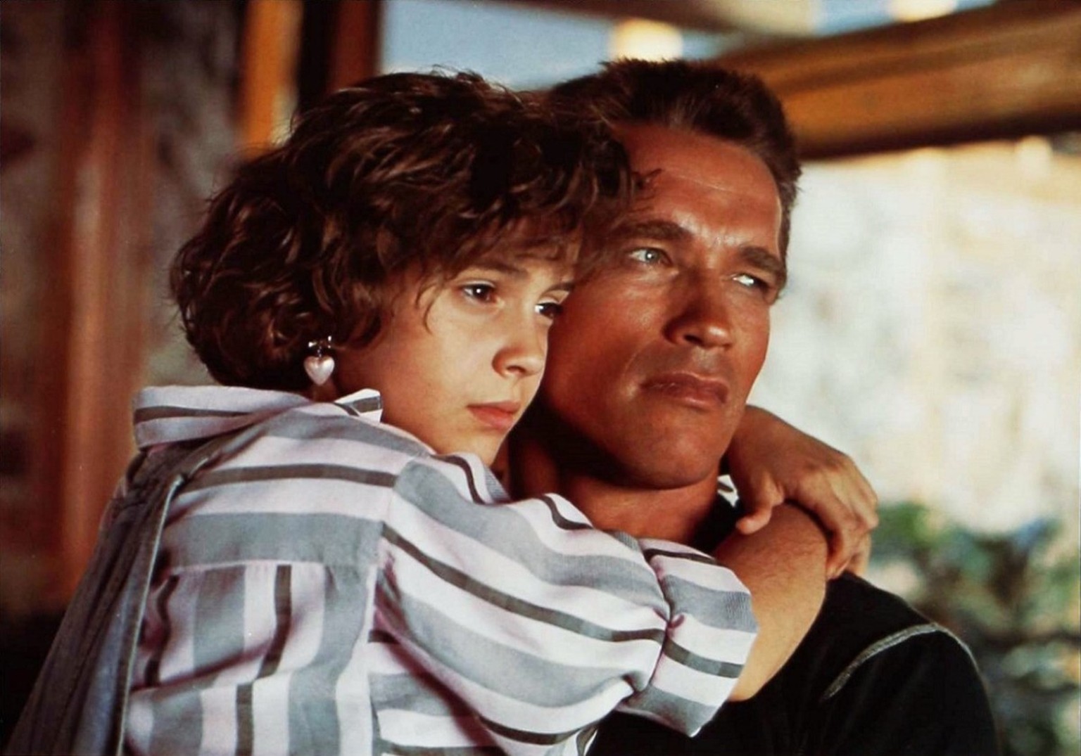 Arnold Schwarzenegger und Alyssa Milano am Set zu Commando, 1985.
