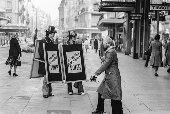 ARCHIV --- ZU DEN EIDGENOESSISCHEN WAHLEN VOM SONNTAG, 20. OKTOBER 2019, STELLEN WIR IHNEN FOLGENDES HISTORISCHES BILDMATERIAL ZUM THEMA WAHLKAMPAGNE UND WAHLPLAKATE ZUR VERFUEGUNG --- Sandwich-Maenne ...