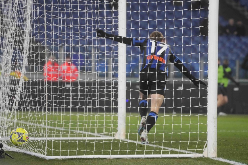 Atalanta&#039;s Rasmus Hojlund celebrates after scoring his side&#039;s second goal during the Italian Serie A soccer match between Lazio and Atalanta at Rome&#039;s Olympic Stadium, Saturday, Feb. 11 ...