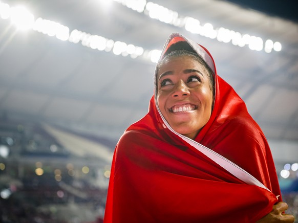 ARCHIV - ZUM JAHRESRUECKBLICK 2019 - SPORT STELLEN WIR IHNEN FOLGENDES BILDMATERIAL ZUR VERFUEGUNG - Bronze medal Mujinga Kambundji from Switzerland celebrates during the women&#039;s 200 meters final ...