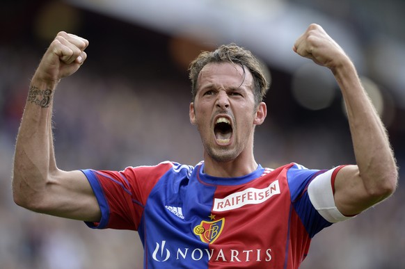 DER FC BASEL WIRD SCHWEIZER FUSSBALL MEISTER DER SAISON 2013/14. ZUM 17. MEISTERTITEL DES FC BASEL STELLEN WIR IHNEN FOLGENDES BILDMATERIAL ZUR VERFUEGUNG - Basel&#039;s Marco Streller cheers after sc ...