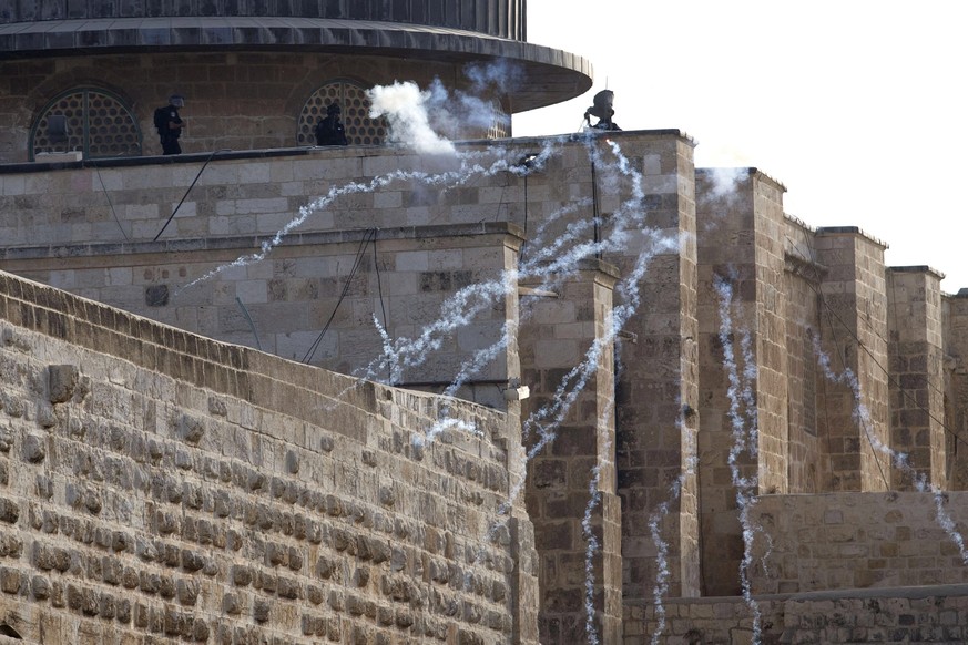 Polizisten in der Al-Aksa-Moschee in Jerusalem.