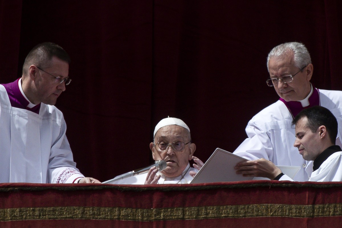 epa12042436 Pope Francis speaks during the Urbi et Orbi blessing following the Easter Mass in Saint Peter's Square, in Vatican City, 20 April 2025. EPA/ANGELO CARCONI