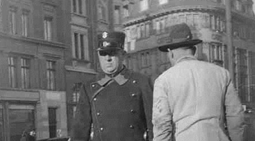 Historische Aufnahme: Ein Polizist auf dem Basler Marktplatz. Warum eigentlich «Schugger»?