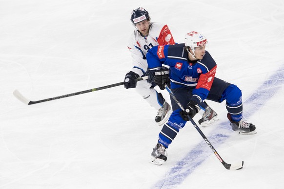 Liberec&#039;s Jan Stransky, left, fights for the puck with Zurich&#039;s Pius Suter, right, during the Champions Hockey League match between Switzerland&#039;s ZSC Lions and Czech Republic&#039;s HC  ...