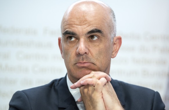 Bundesrat Alain Berset aeussert sich an einer Medienkonferenz zu weiteren Massnahmen waehrend der Covid-19 Pandemie, am Mittwoch, 12. August 2020, in Bern. (KEYSTONE/Peter Schneider)