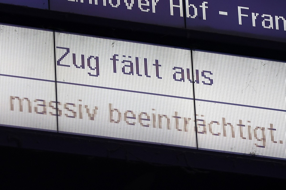 07.12.2023, Hamburg: Ein Zugausfall und die Streikank