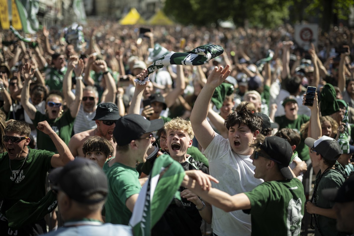 Fans des FC St. Gallen feiern den Sieg ihrer Mannschaft beim Public Viewing des Fussball Cupfinals zwischen dem FC Stade Lausanne-Ouchy und dem FC St. Gallen, am Sonntag, 24. Mai 2026, in St. Gallen.  ...