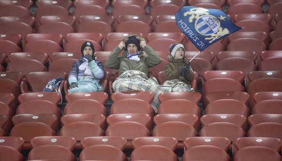 Fussball Fans waermen sich im Fussball Meisterschaftsspiel der Super League zwischen dem FC Zuerich und dem FC Luzern im Letzigrund, am Samstag, 25. Januar 2020 in Zuerich. (KEYSTONE/Ennio Leanza)