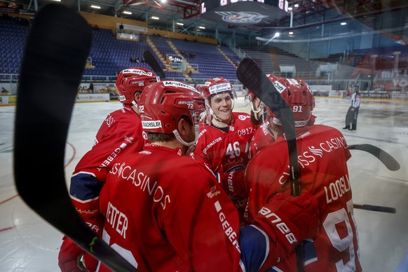 Torjubel bei Rapperswil nach dem 2:1, beim Eishockey Pre-Playoff-Spiel der National League zwischen dem SC Rapperswil-Jona und dem EHC Biel, am Freitag, 9. April 2021, im Lido in Rapperswil-Jona. (KEY ...