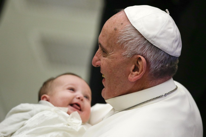 Pope Francis holds a baby during his weekly general audience in Paul VI hall at the Vatican January 7, 2015. REUTERS/Max Rossi (VATICAN - Tags: RELIGION)