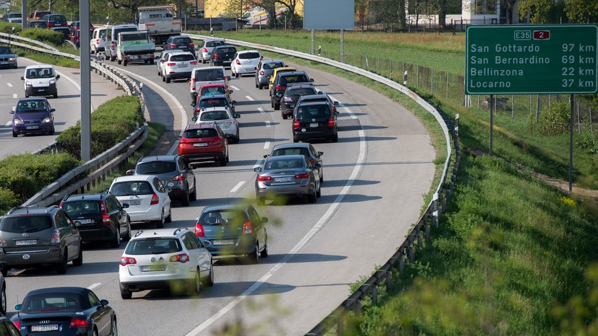 Der Verkehr auf der Autobahn A2 stockt in Richtung Bellinzona in Lamone im Tessin, aufgenommen am Montag, 10. April 2017. Ein Gasleck hat im Kanton Tessin am Montag wichtige Nord-Sued-Strassenverbindu ...