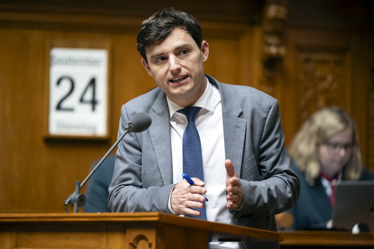 Benjamin Fischer, SVP-ZH, stellt eine Frage bei den Debatten ueber die Ausserordentliche Session "EMRK", waehrend der Herbstsession der Eidgenoessischen Raete, am Dienstag, 24. September 202 ...