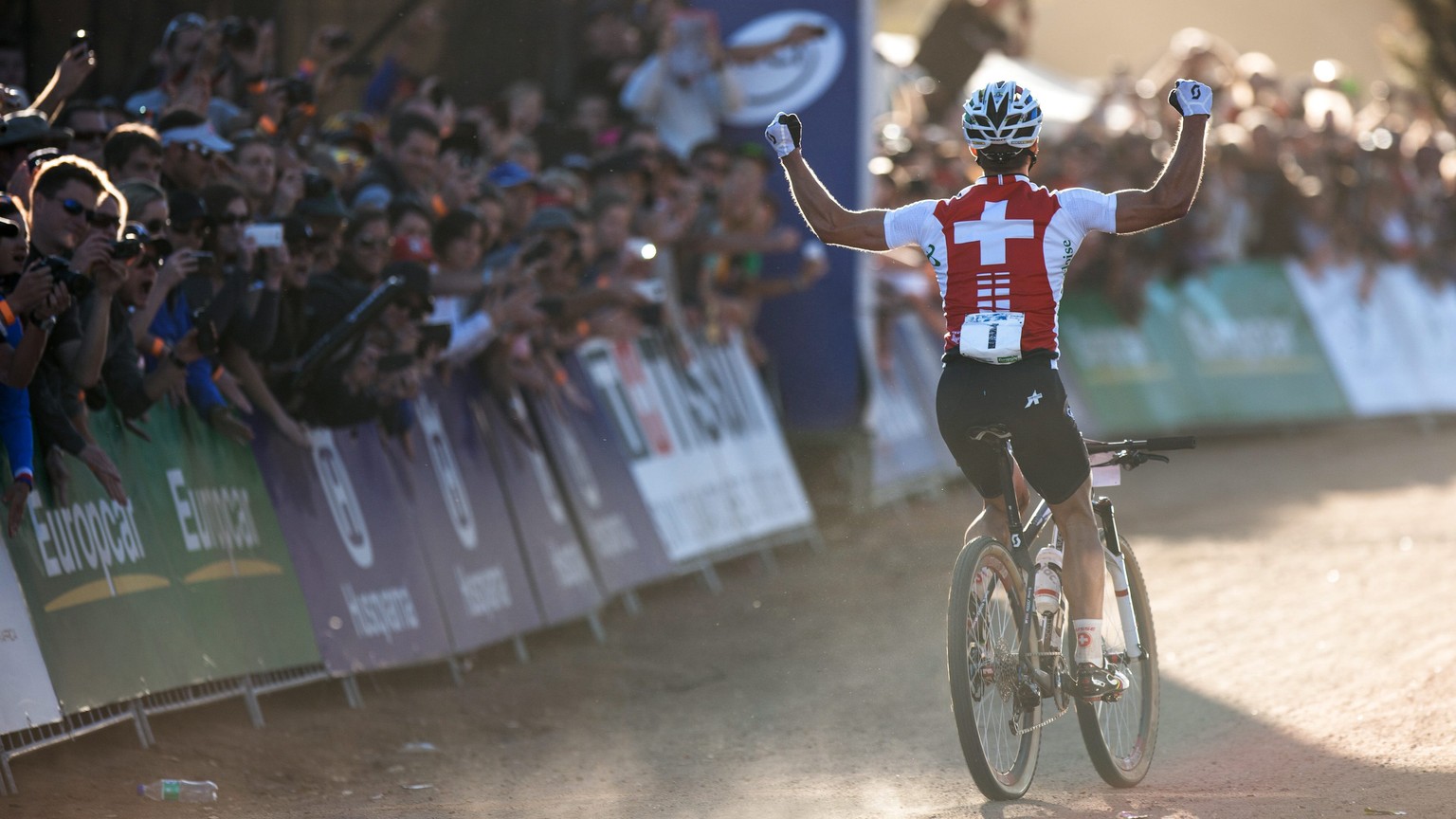 JAHRESRUECKBLICK 2013 - SPORT - Swiss cyclist and new World Champion Nino Schurter crosses the finish line to reach the first place of the Men Elite Cross-country race at the UCI Mountain Bike, MTB, W ...