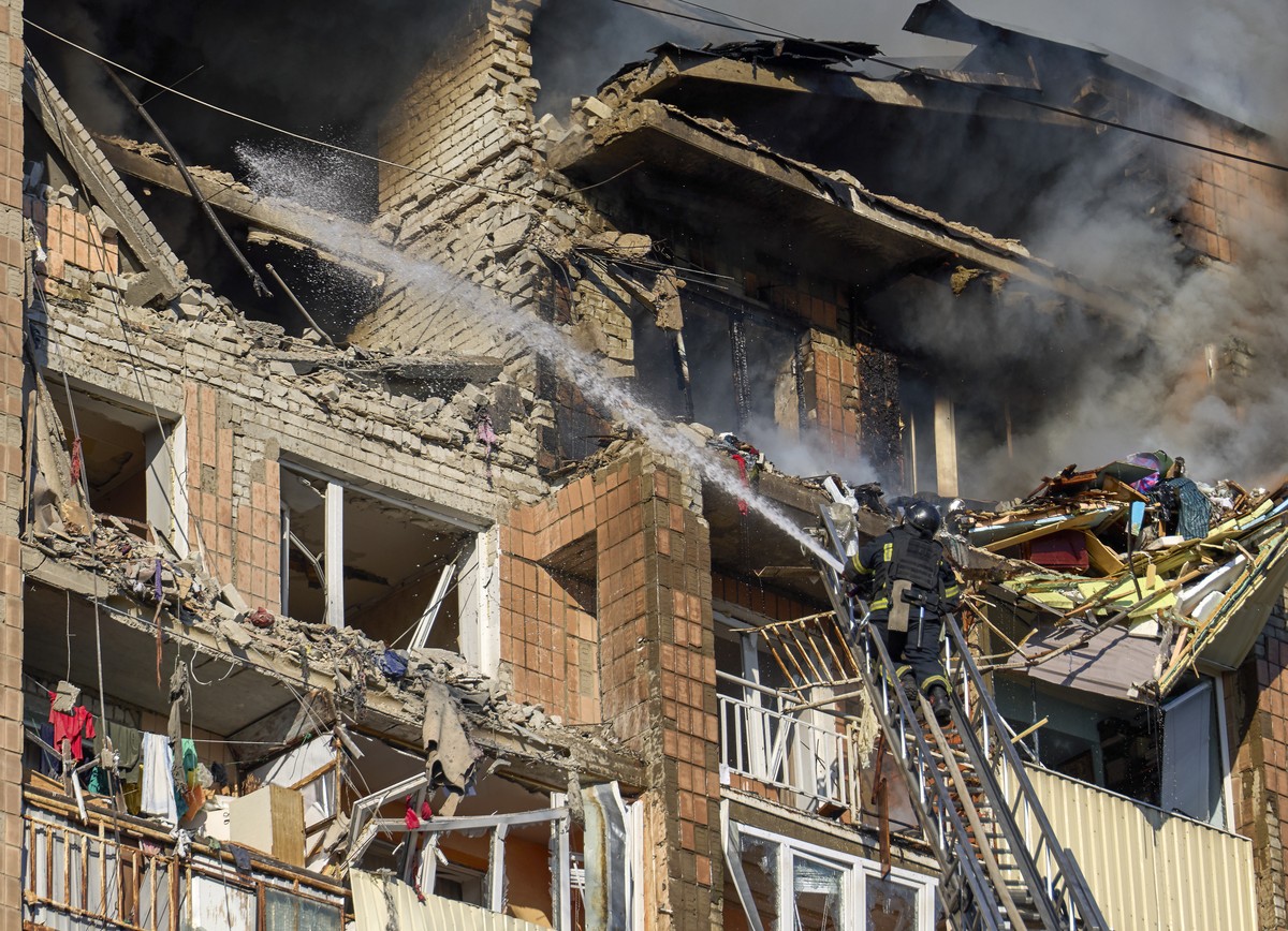epaselect epa13298625 Ukrainian rescuers work at the site of a Russian drone strike on a residential building in Kharkiv, northeastern Ukraine, 12 October 2026, amid the ongoing Russian invasion. At l ...