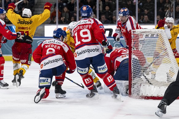 Julian Schmutz (SCL), links, jubelt nach seinem Tor zum 2:2 im Spiel der Eishockey National League zwischen den ZSC Lions, ZSC, und den SCL Tigers, SCL, am Samstag, 29. November 2025 in der Swiss Life ...
