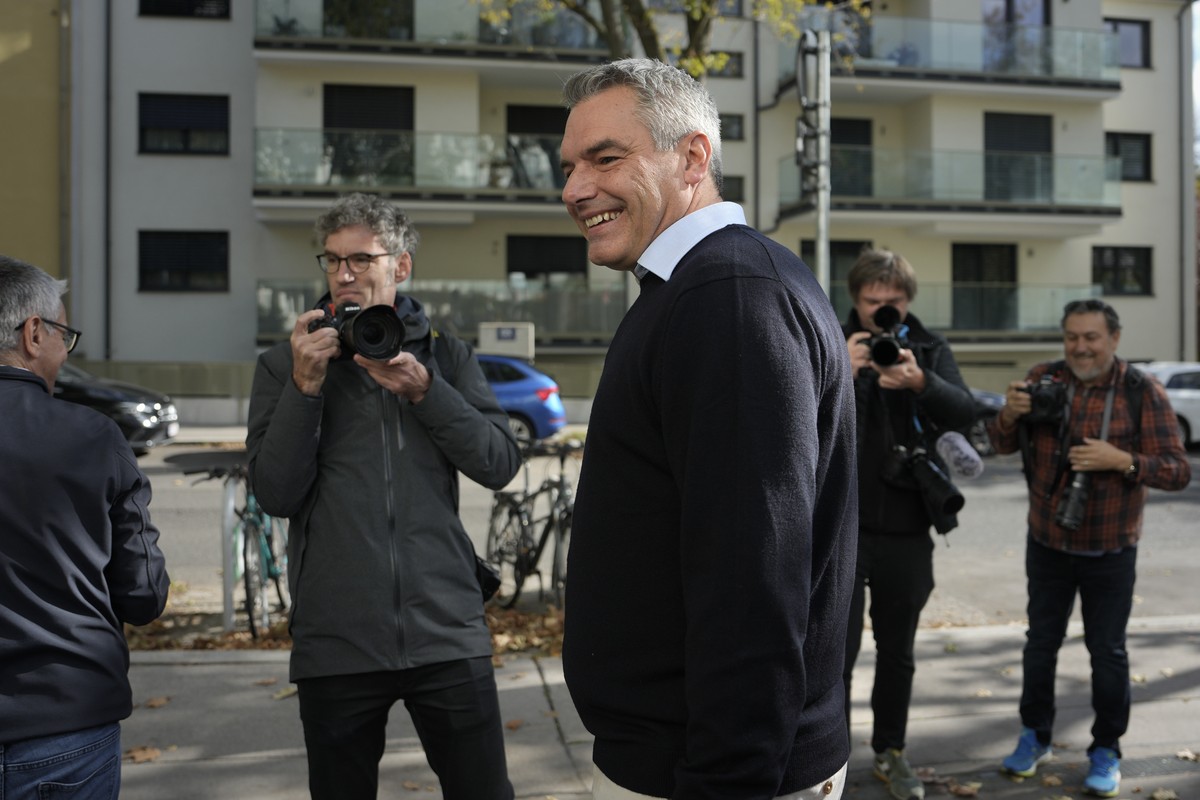 Austrian Chancellor Karl Nehammer leaves a polling station in Vienna, Austria, Sunday, Sept. 29, 2024, after casting his vote in the country's national election. (AP Photo/Andreea Alexandru)