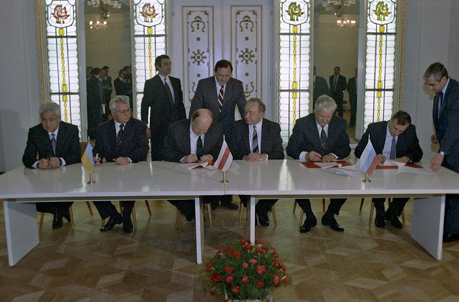 Vertragsunterzeichnung zur Auflösung der UdSSR und Gründung der GUS (1991).
https://commons.wikimedia.org/w/index.php?curid=17824662