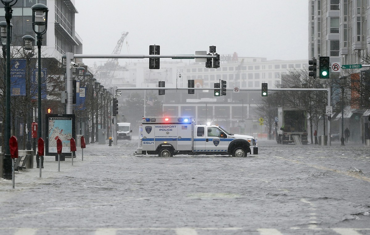 epa06575096 Water floods from Boston Harbor onto Seaport Boulevard in the Seaport district of Boston, Massachusetts, USA, 02 March 2018. A winter storm headed up the eastern seacoast is projected to b ...