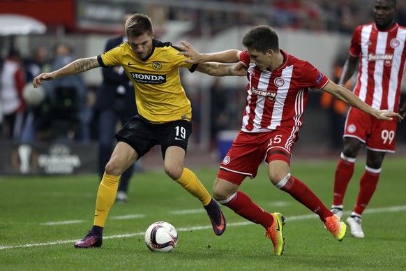 Young Boys&#039; Thorsten Schick, left, controls the ball as Olympiakos&#039; Takis Retsos tries to stop during the Europa League Group B soccer match between Olympiakos and Young Boys at Georgios Kar ...