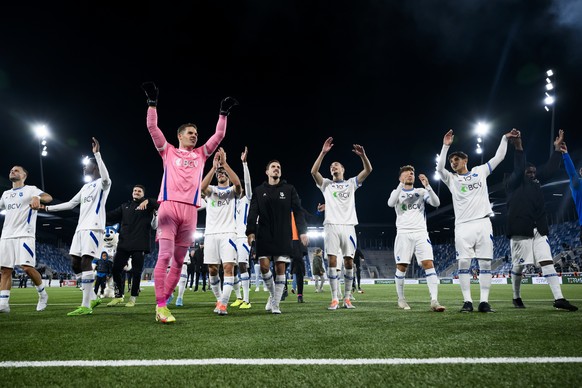 Les joueurs lausannois fetent la victoire lors de la rencontre de football de Challenge League entre FC Lausanne-Sport et FC Wil le vendredi 30 septembre 2022 au stade de la Tuiliere a Lausanne. (KEYSTONE/Jean-Christophe Bott)
