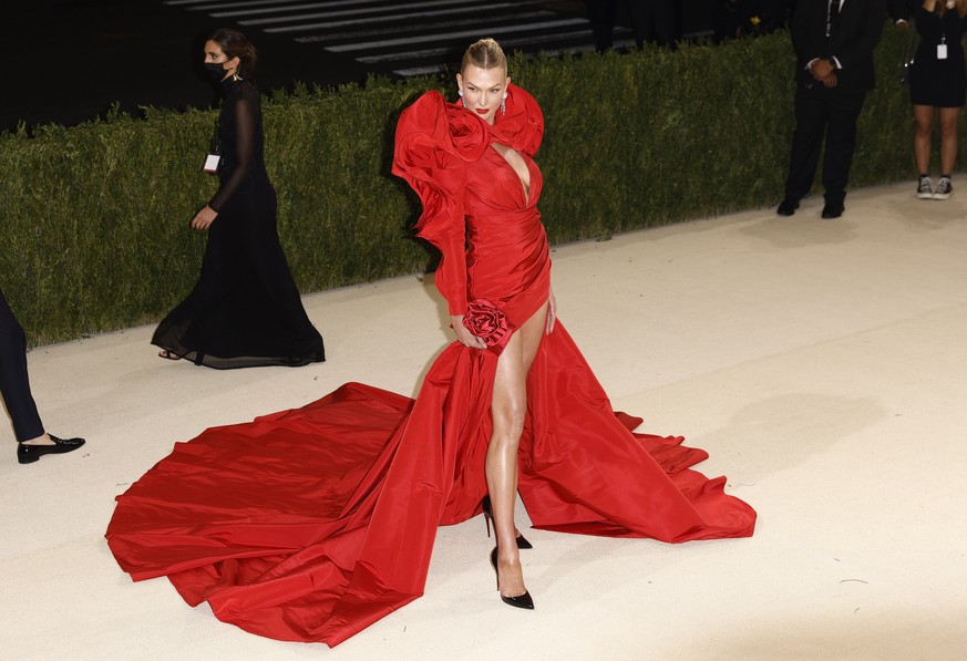 epa09466607 Karlie Kloss poses on the red carpet for the 2021 Met Gala, the annual benefit for the Metropolitan Museum of Art's Costume Institute, in New York, New York, USA, 13 September 2021. T ...