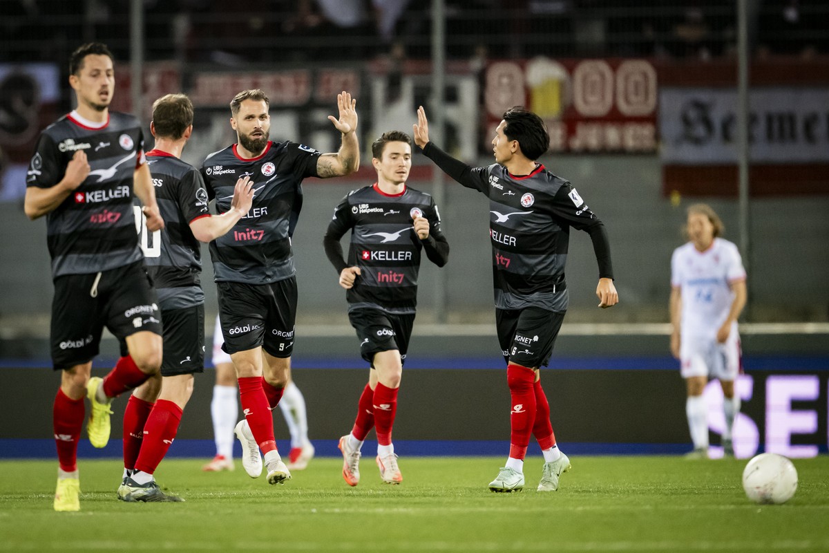 Joie de Roman Buess (FCW), 3eme gauche, apres le but du 1:1 lors de la rencontre de football de Super League entre FC Sion et FC Winterthur le mercredi 2 avril 2025 au stade de Tourbillon a Sion. (KEY ...