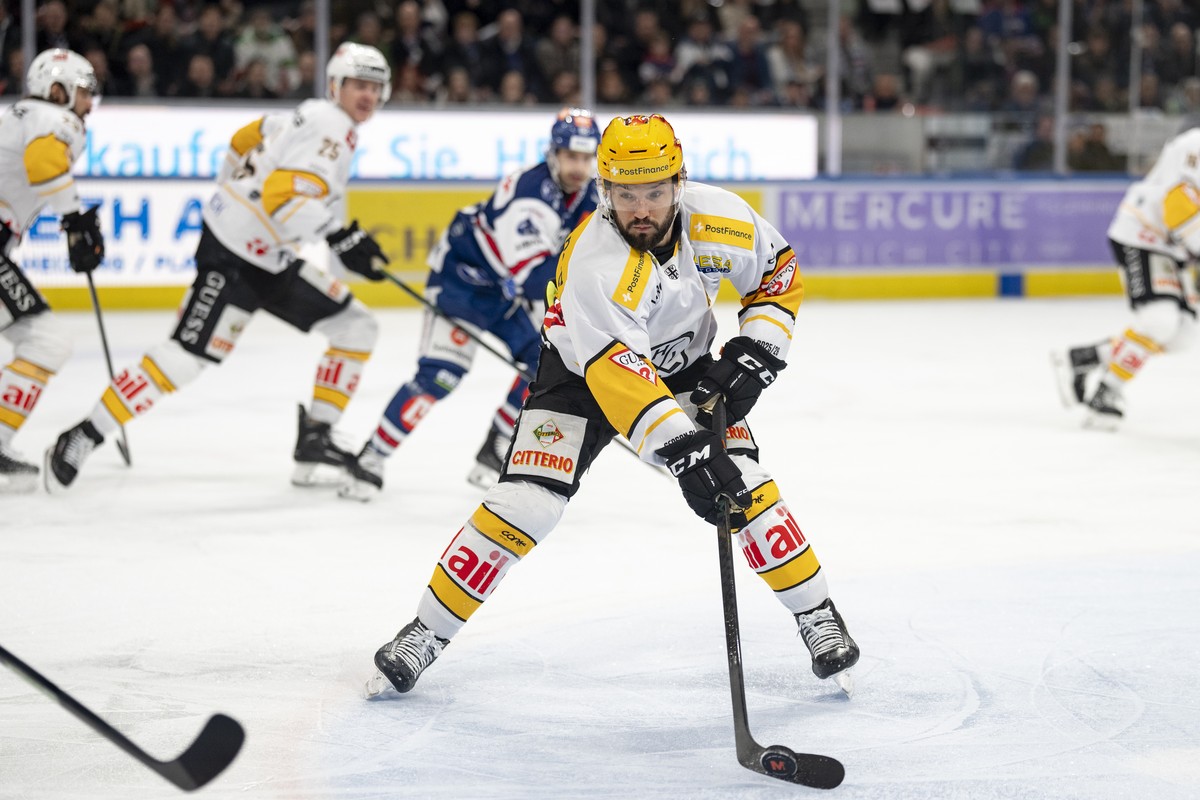 PostFinance Top Scorer Luca Fazzini (HCL) in Aktion bei dem Spiel 3 des Playoff Viertelfinals der Eishockey National League zwischen den ZSC Lions und dem HC Lugano am Mittwoch, 25. Maerz 2026 in der  ...