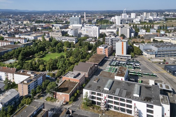 Drohnenaufnahme vom Areal Klybeck Plus in Basel, rechts, am Mittwoch, 28. August 2024. Der Perimeter des Klybeckareals erstreckt sich ueber die ehemaligen Werkareale von BASF und Novartis im Klybeckqu ...