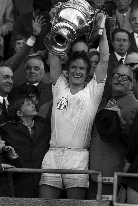 ARCHIV - FUSSBALLER FRITZ KUENZLI VERSTORBEN - Der Captain des FC Zuerich Fritz Kuenzli haelt nach dem 1:0-Sieg beim Cup-Final zwischen dem FCZ und dem FC Basel am 22. Mai 1972 im Wankdorfstadion in B ...