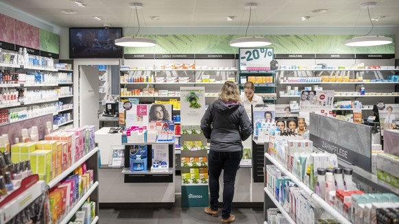 Der Einkauf wird in einer Amavita Apotheke an der Kasse abgewickelt, fotografiert am 24. Januar 2020 in einer Filiale in Zuerich. (KEYSTONE/Christian Beutler)