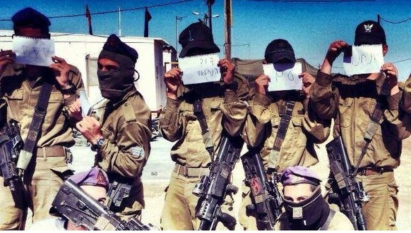 Soldaten zeigen ihre Solidarität mit dem Soldaten.